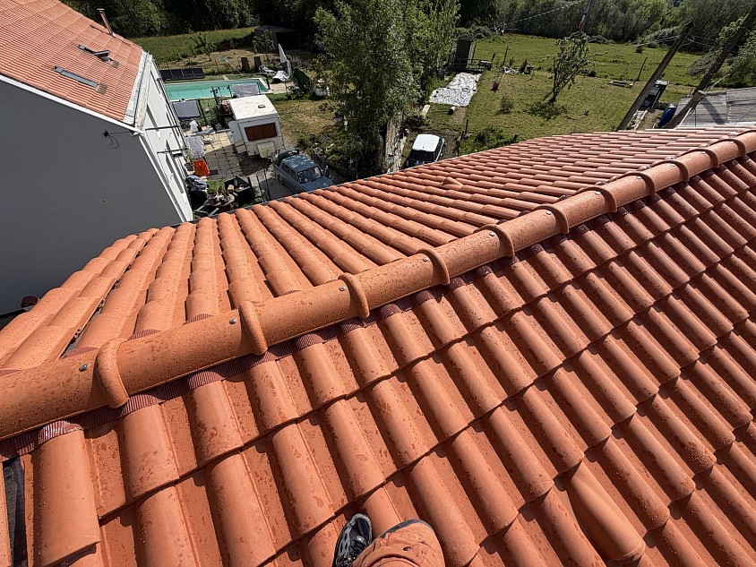 Toiture en tuiles entièrement rénovée par Pister Rénovation, couvreur à Bouguenais en Loire-Atlantique.