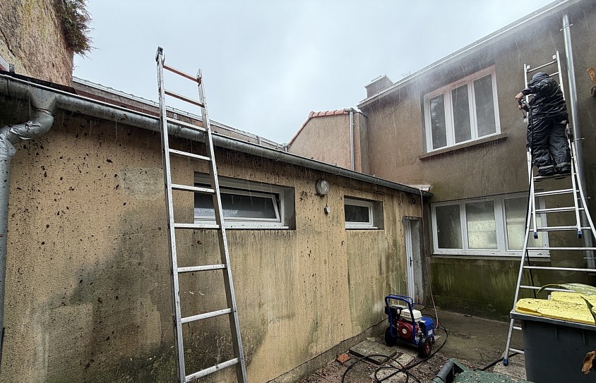 Démoussage et nettoyage professionnel de façade réalisés par Pister Rénovation en Loire-Atlantique afin d’éliminer les mousses, lichens, algues et salissures tout en préservant les matériaux.