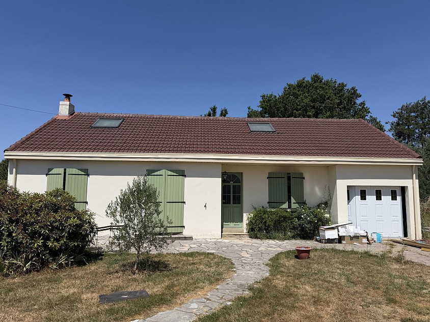 Application d’un traitement hydrofuge coloré réalisée par Pister Rénovation en Loire-Atlantique. Ce traitement protège durablement la toiture contre l’humidité, les intempéries, les mousses et le vieillissement tout en ravivant la couleur des tuiles.
