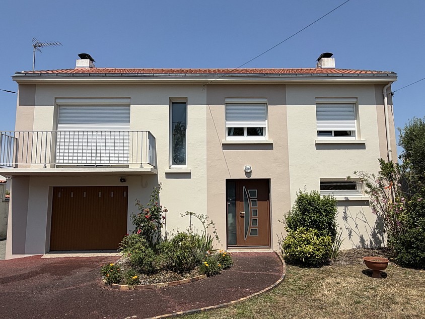 Ravalement et peinture de façade réalisés par Pister Rénovation en Loire-Atlantique afin de protéger durablement les murs extérieurs et redonner un aspect propre, esthétique et durable à l’habitation.