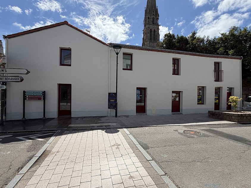 Ravalement et peinture de façade réalisés par Pister Rénovation en Loire-Atlantique selon un processus complet : préparation des supports, réparations, application d’un revêtement professionnel et finitions soignées pour un résultat durable.