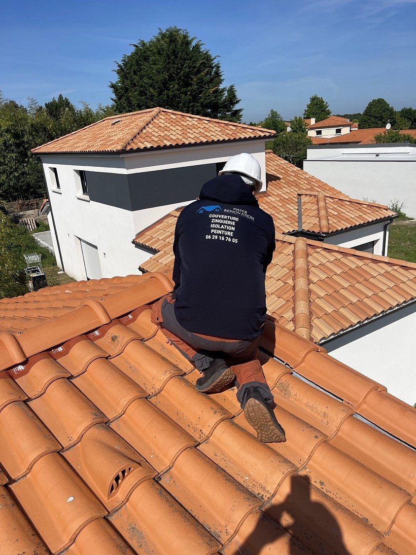 Recherche de fuite réalisée par Pister Rénovation en Loire-Atlantique : inspection complète de la toiture afin de localiser précisément l’origine d’une infiltration avant réparation.