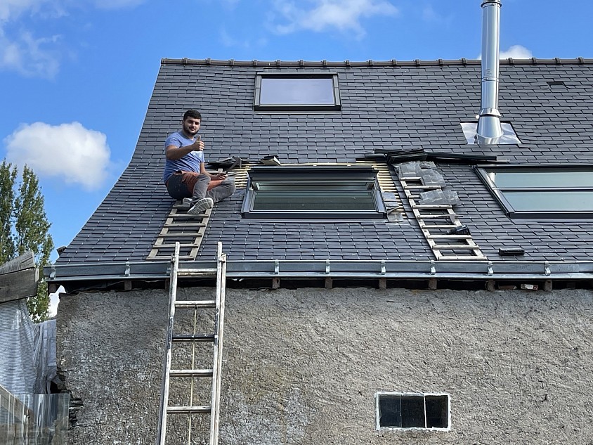 Installation d’une fenêtre de toit VELUX par Pister Rénovation en Loire-Atlantique. Création et pose réalisées dans les règles de l’art, avec une étanchéité soignée pour garantir confort, luminosité et durabilité.