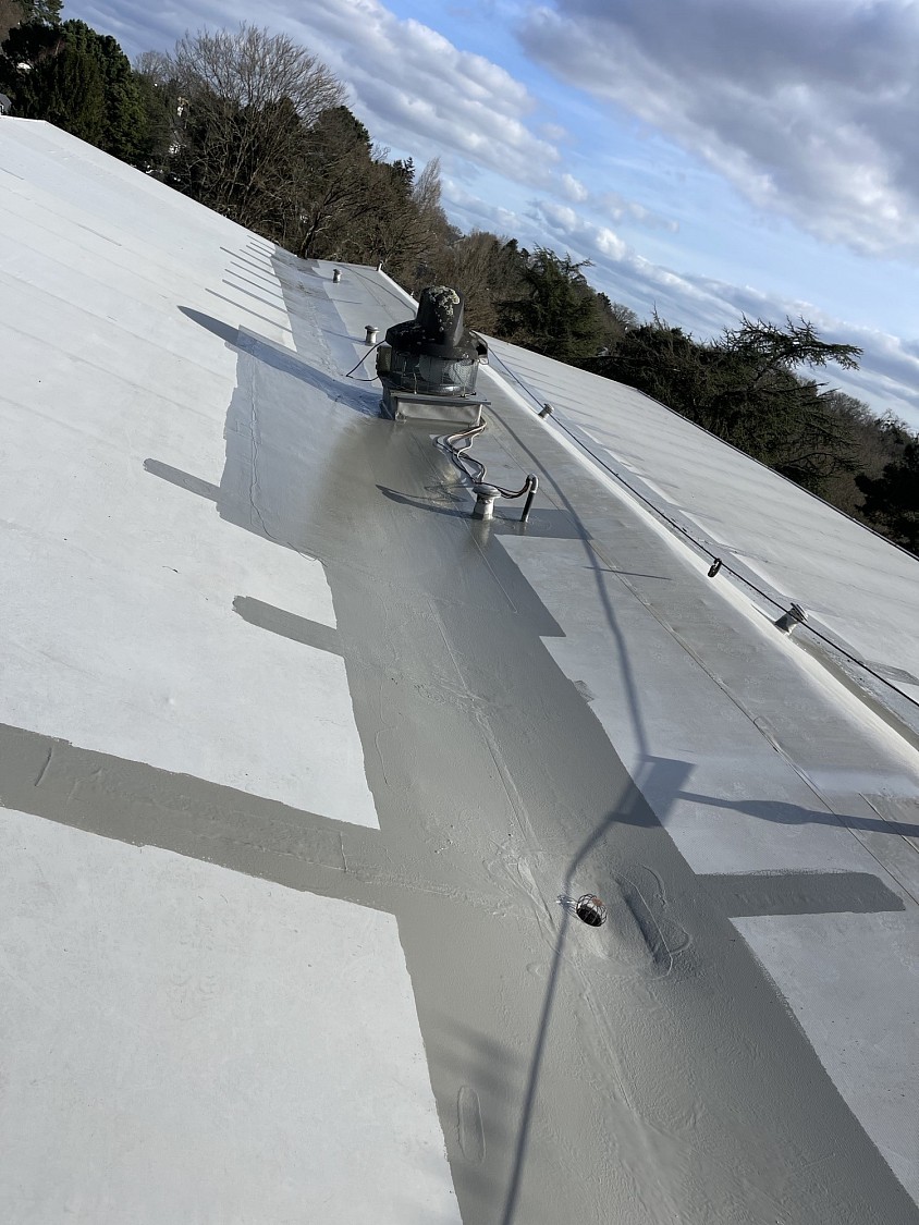Travaux d’étanchéité sur toiture terrasse avec résine réalisés par Pister Rénovation en Loire-Atlantique pour assurer une protection durable contre les infiltrations d’eau.