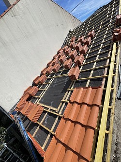 Rénovation complète d’une toiture en tuiles réalisée par Pister Rénovation à Bouguenais.