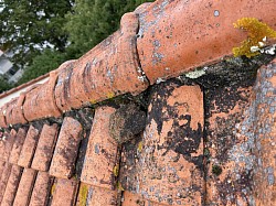 Diagnostic d’une toiture en tuiles à Rezé avant travaux de rénovation et d’entretien par Pister Rénovation.