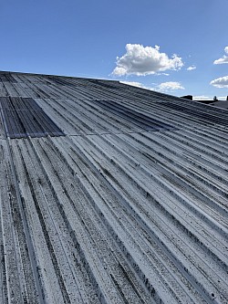 Intervention sur une toiture en bac acier à Rezé réalisée par Pister Rénovation.