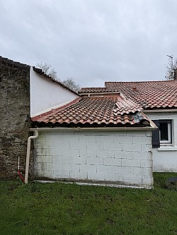 Réparation de toiture à Vertou avec remplacement de tuiles et remise en état de la couverture par Pister Rénovation.