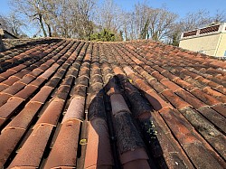 Diagnostic complet d’une toiture à Vertou avant rénovation, nettoyage et remplacement des éléments endommagés.