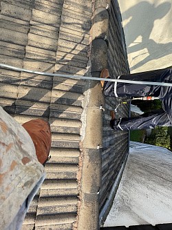 Travaux de réparation sur une toiture à Carquefou